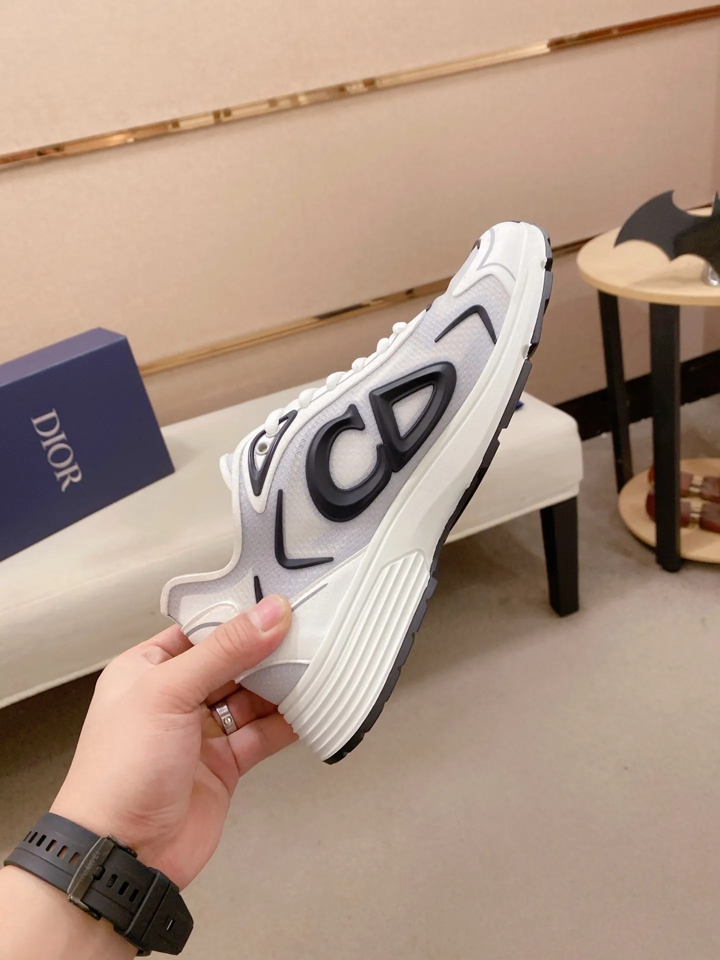 Ex-factory price: 480💰[Celebrate][Celebrate][Celebrate] Wang Junkai, the latest DIOR brand ambassador launched in 2022, brilliantly performs Dior's new B30 sneakers, using modern lines and technical fabrics to create a smart and casual style. The new sports shoes follow the trend of the retro market. The DadShoes-style tongue has the Dior logo. The B30 is made of fine-textured leather and mesh cloth. There are conspicuous letters CD on both sides of the shoe body to indicate identity. The original 1:1 replica of the top version is code number: 38-44. Can be customized45
